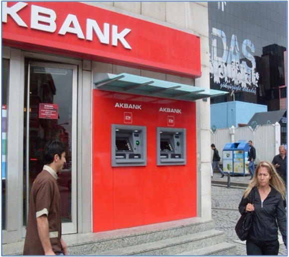 Bina cephesinde aydınlatmalı banka marka tabelası