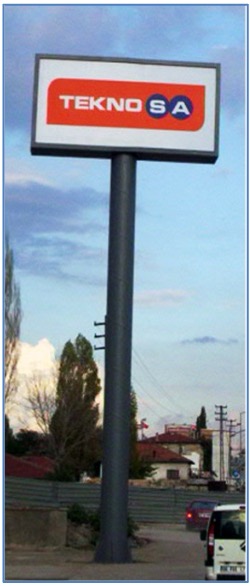 Markalı mimari öğelerle modern banka cephesi