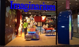 داخل متجر Imaginarium مع عروض ملونة