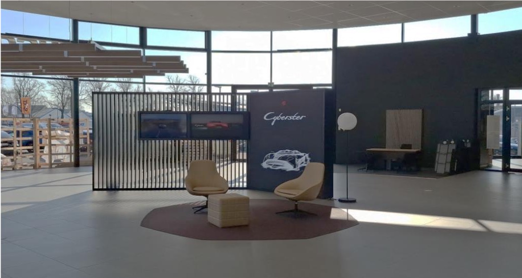 MG Motor Showroom Außenansicht mit beleuchteter Markenbeschilderung