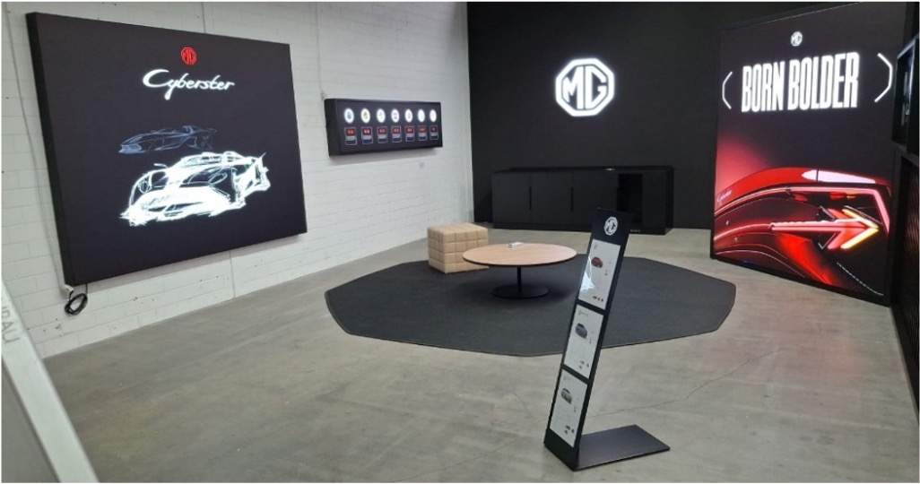 Markenwandgrafiken und Fahrzeugpräsentationszone