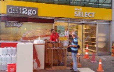 Beleuchtete Überdachung mit Markenidentität