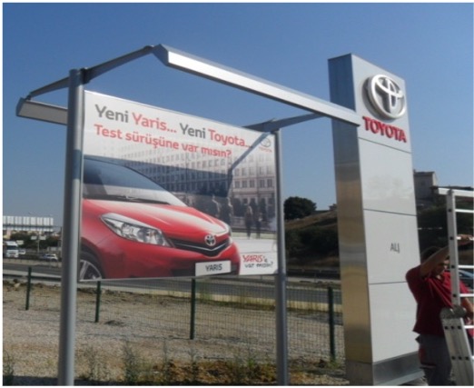 Marka duvarı ile showroom iç mekanı