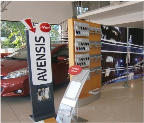 Yönlendirme tabelası ile servis alanı